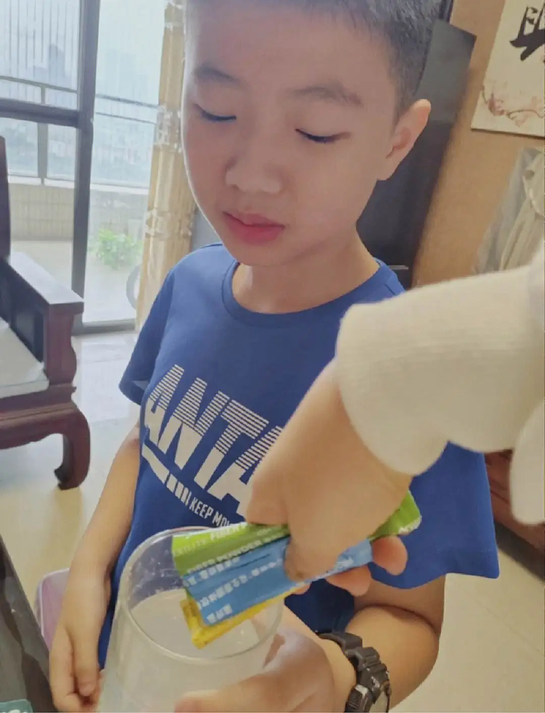 小孩便秘黑便(小孩便秘拉黑色大便怎么回事)
