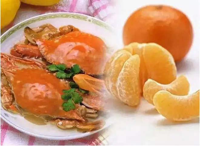 螃蟹柿子一起吃了会怎样(螃蟹和柿子一起吃会食物中毒吗)